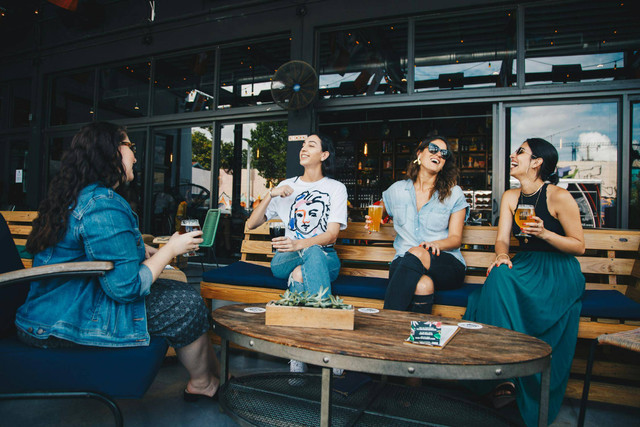 Cafe dekat Plaza Araya Malang (Foto hanya ilustrasi, bukan tempat sebenarnya) Sumber: pexels/ ELEVATE