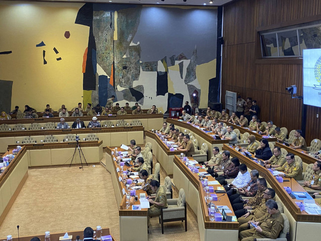 Suasana rapat komisi II bersama Kemendagri, Pj Gubernur Jakarta, Pj Gubernur Jawa Barat, Pj Gubernur Banten, Pj Gubernur Yogyakarta, dan Pj Bupati/Wali Kota jajarannya di gedung DPR RI, Jakarta pada Senin (11/11/2024). Foto: Abid Raihan/kumparan