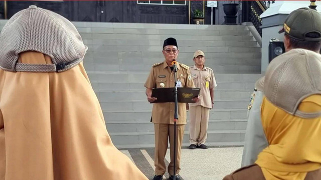 Gubernur Kalimantan Selatan, Sahbirin Noor atau Paman Birin mengikuti apel pagi di halaman Kantor Gubernur, di Banjarbaru, Senin (11/11/2024). Foto: Latif Thohir/ANTARA