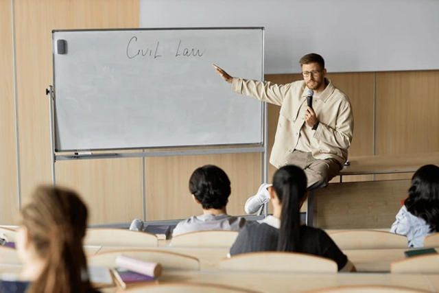 sumber: https://www.shutterstock.com/image-photo/adult-male-professor-law-lecturing-students-2498507817