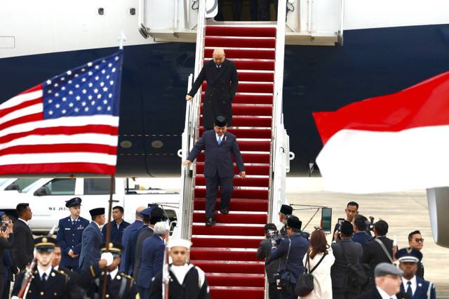 Presiden Prabowo Subianto didampingi putranya Didit Hediprasetyo tiba di Pangkalan Militer Andrews, Washington DC, Amerika Serikat, Minggu (10/11/2024). Foto: Dok. Istimewa