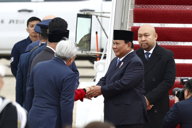 Presiden Prabowo Subianto didampingi putranya Didit Hediprasetyo tiba di Pangkalan Militer Andrews, Washington DC, Amerika Serikat, Minggu (10/11/2024). Foto: Dok. Istimewa