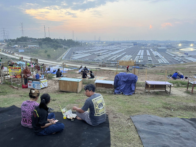 Pengunjung yang sedang menikmati sore di Bukit Hyundai. Foto: Gitario Vista Inasis/kumparan