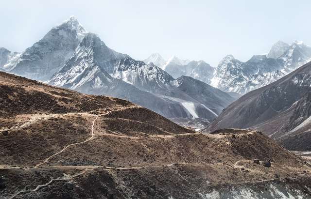 biaya naik gunung everest. Foto adalah Gunung Everest. Sumber: Unsplash/Christopher Burns