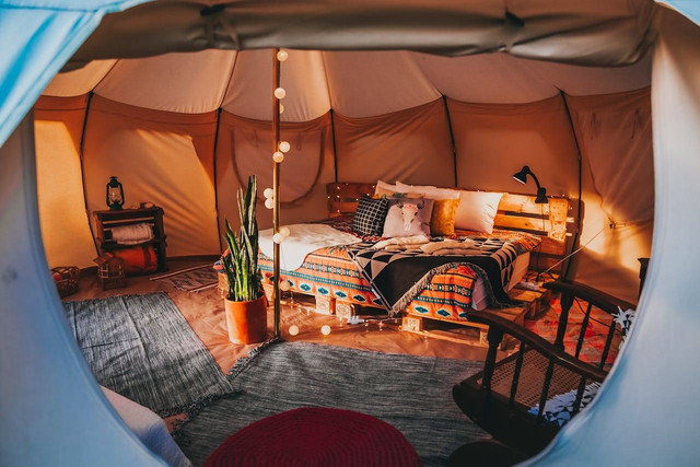 Glamping di Anyer. Foto hanya ilustrasi, bukan tempat sebenarnya. Sumber: Pexels/Matheus Bertelli