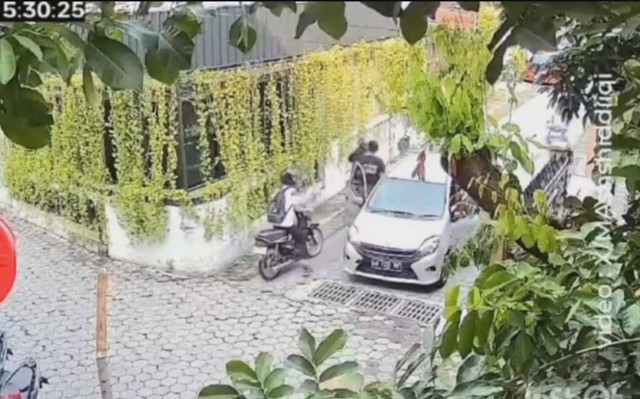 Rekaman CCTV insiden pemukulan pengemudi mobil kepada pengendara motor di Demangan, Yogya. Foto: CCTV Masjid Ashshiddiqi