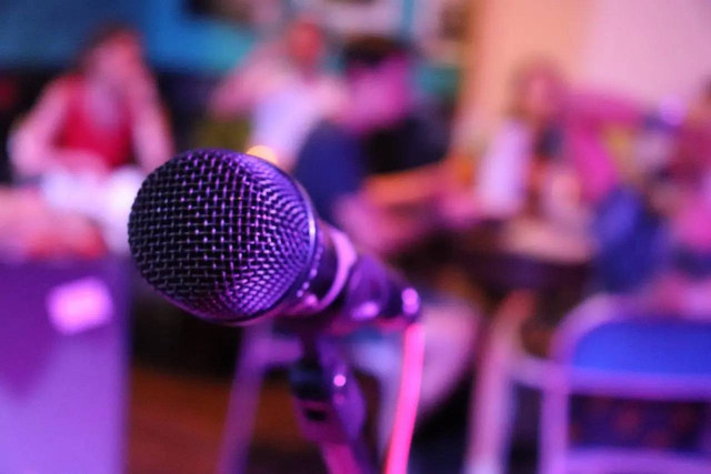 Ilustrasi microphone di tempat karaoke. Foto: Pixabay