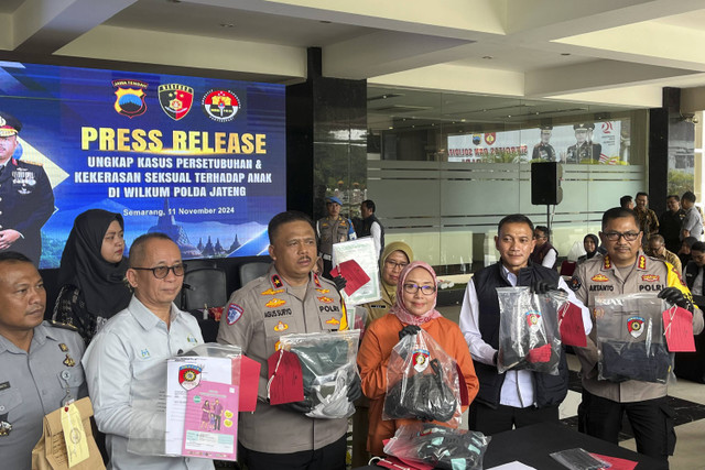 Jumpa pers kasus pemerkosaan kakak beradik di Kabupaten Purworejo di Polda Jateng, Senin (11/11/2024). Foto: Intan Alliva Khansa/kumparan