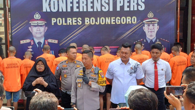 Kapolres Bojonegoro AKBP Mario Prahatinto, saat menggelar konferensi pers di Mapolres Bojonegoro. Senin (11/11/2024). (Aset: Imam Nurcahyo/beritaBojonegoro).