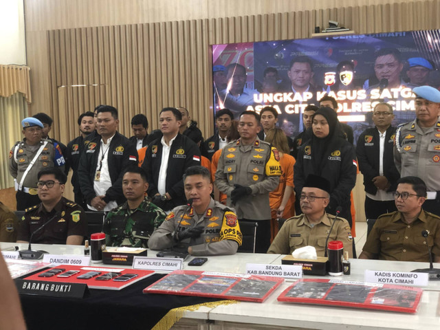 Konferensi pers terkait penangkapan promotor judi online di Polres Cimahi, Senin (11/11/2024). Foto: Robby Bouceu/kumparan