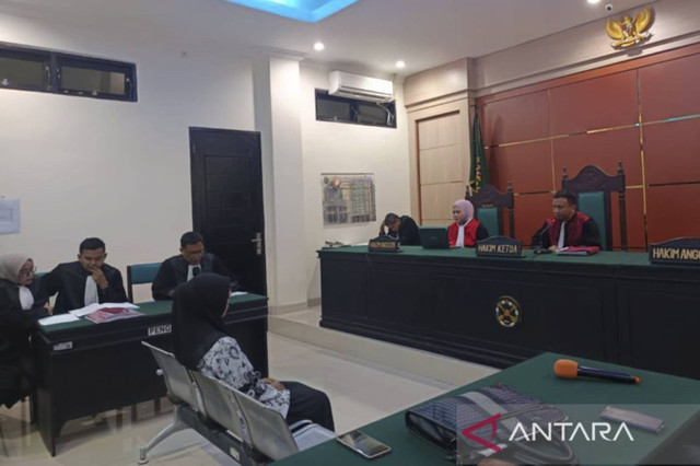 Suasana sidang terdakwa Guru SD Negeri 4 Baito dengan agenda pembacaan tuntutan, di Pengadilan Negeri Andoolo, Konsel, Senin (11/11/2024). Foto: Andryan/ANTARA