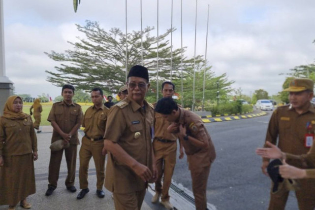 Gubernur Kalimantan Selatan Sahbirin Noor atau Paman Birin usai melaksanakan apel pagi di  Kantor Gubernur, di Banjarbaru, Senin (11/11/2024). Foto: Taufik Ridwan/ANTARA