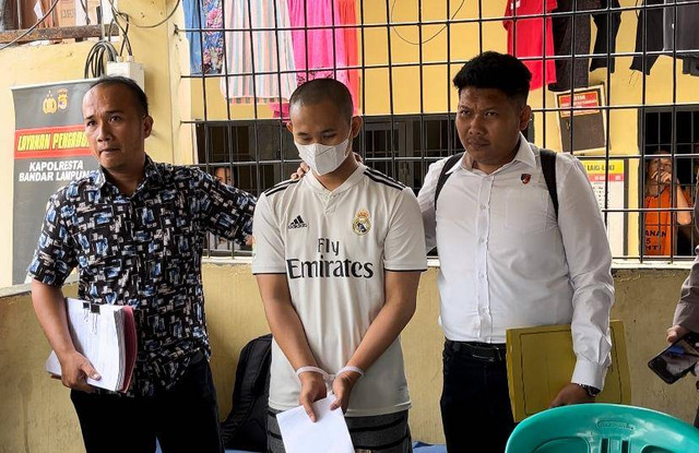 Tersangka guru pencabulan terhadap anak muridnya. | Foto: Sinta Yuliana/Lampung Geh