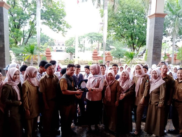 Ketua DPRD Kabupaten Cirebon, Sophi Zulfia, saat menerima kunjungan edukatif guru dan para pelajar SMAN 1 Palimanan. Foto: Tarjoni/Ciremaitoday