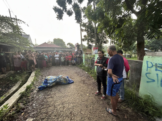 Jasad wanita terbungkus kasur di tengah jalanan Balai Desa Lama, Kampung Talagasari, Desa Talagasari, Kecamatan Cikupa, Kabupaten Tangerang,  Senin, (11/11/2024). Foto: Dok. Istimewa