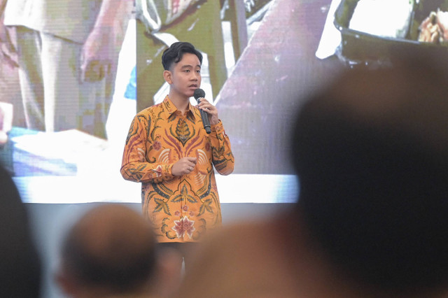 Wakil Presiden Gibran Rakabuming Raka memberikan arahan saat Rapat Koordinasi Evaluasi Kebijakan Pendidikan Dasar dan Menengah di Jakarta, Senin (11/11/2024). Foto: Fauzan/ANTARA FOTO