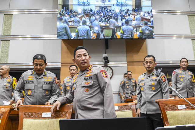 Kapolri Jenderal Pol Listyo Sigit Prabowo (tengah) bersiap mengikuti rapat kerja dengan Komisi III DPR di Kompleks Parlemen, Senayan, Jakarta, Senin (11/11/2024). Foto: Galih Pradipta/ANTARA FOTO