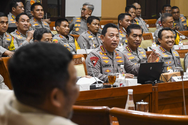 Kapolri Jenderal Pol Listyo Sigit Prabowo saat mengikuti rapat kerja dengan Komisi III DPR di Kompleks Parlemen, Senayan, Jakarta, Senin (11/11/2024). Foto: Galih Pradipta/ANTARA FOTO