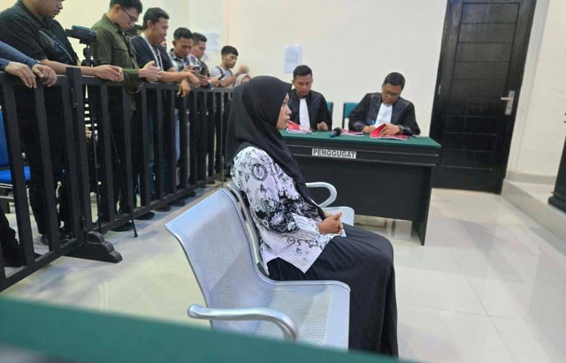 Supriyani, Gurur honorer SDN 4 Baito, Konawe Selatan saat duduk di kursi pesakitan PN Andoolo. Foto: Dok Istimewa.