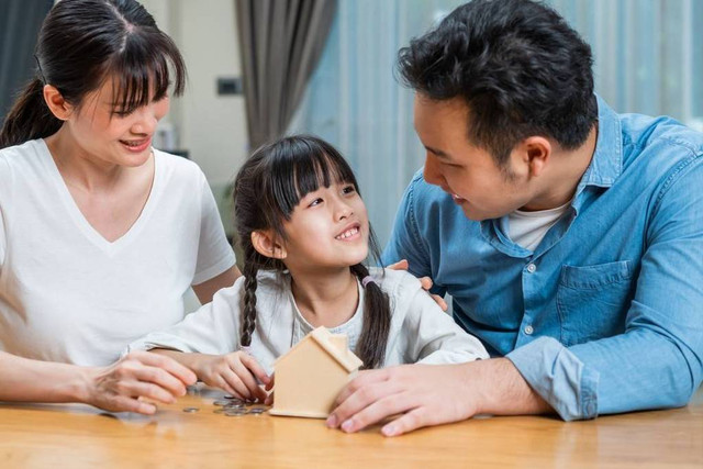 llustrasi mengajari anak menabung sejak dini. Foto: Shutterstock