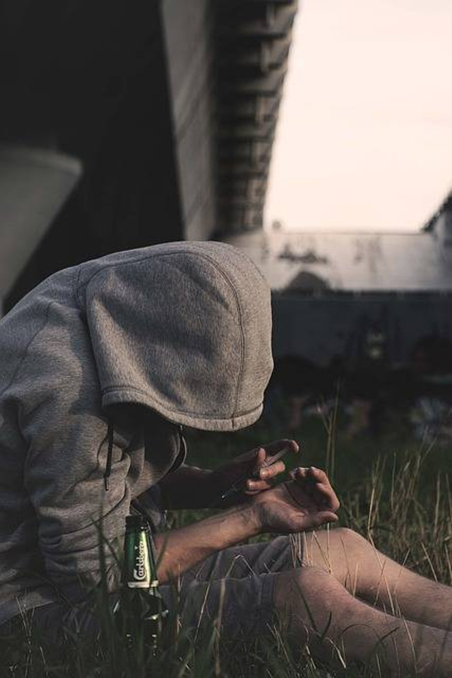 Gambar ilustrasi generasi muda memakai narkoba. Sumber: https://pixabay.com/photos/addiction-drug-addiction-drug-addict-2713598/