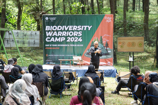 Direktur Eksekutif Yayasan KEHATI Riki Frindos memberikan pembekalan kepada peserta BW Camp 2024 tentang keuangan keberlanjutan untuk mendukung program konservasi di Indonesia (1/11). Foto oleh Yayasan KEHATI