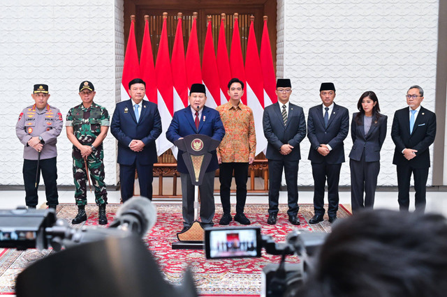 Presiden Prabowo Sampaikan Sejumlah Arahan ke Jajaran Kabinet Merah Putih, Sebelum Lawatan Ke Luar Negeri, Jumat (8 November 2024) di Pangkalan TNI AU Halim Perdanakusuma, Jakarta. Foto: BPMI Setpres.