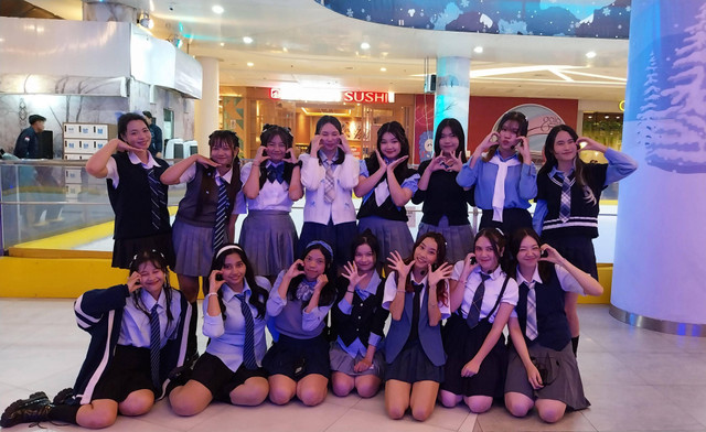 Grup idol asal Pontianak, Seica foto bersama usai menampilkan single terbaru 'Jatuh Cinta Berulang Kali' di Gaia Bumi Raya City Mall pada Minggu, 10 November 2024. Foto: Alycia Tracy Nabila/Hi!Pontianak