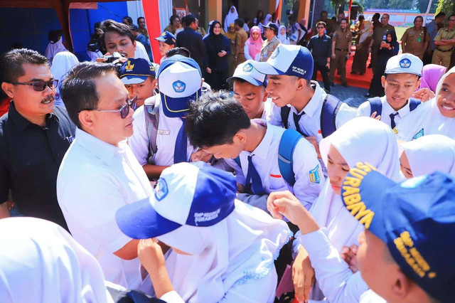 PJ Gubernur Jatim Adhy Karyono bersama para pelajar. Foto: Humas Pemporv Jatim