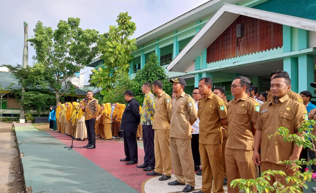 Menteri UMKM Republik Indonesia, Maman Abdurrahman memberikan motivasi kepada para pelajar SMA Negeri 3 Pontianak pada Senin, 11 November 2024. Foto: Alycia Tracy Nabila/Hi!Pontianak