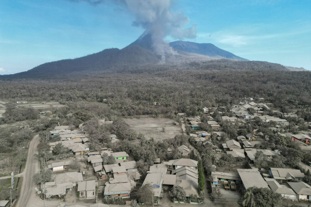 Debu vulkanik dari erupsi Gunung Lewotobi Laki-laki menutupi atap bangunan-bangunan dan pepohonan di Desa Boru, Wulanggitang, Kabupaten Flores Timur, Nusa Tenggara Timur, Senin (11/11/2024). Foto: Aditya Pradana Putra/ANTARA FOTO