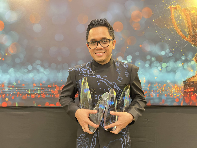 CEO kumparan Hugo Diba menerima penghargaan WAN-IFRA Asian Media Awards 2024. Foto: kumparan