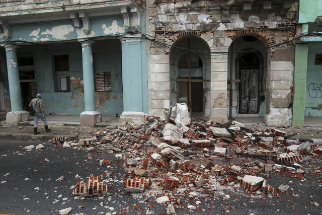 Puing-puing bangunan yang rusak akibat terjangan Badai Rafael menutupi jalanan di Havana, Kuba, Kamis (7/11/2024). Foto: Ariel Ley/AP Photo