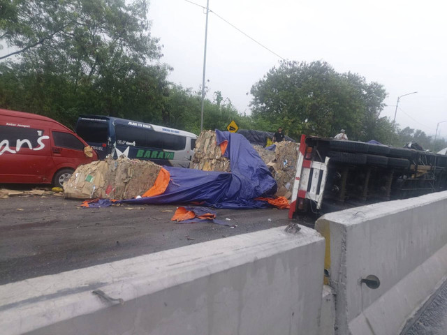 Truk terguling saat kecelakaan di Tol Cipularang KM 92, Senin (11/11/2024). Foto: Dok. Istimewa