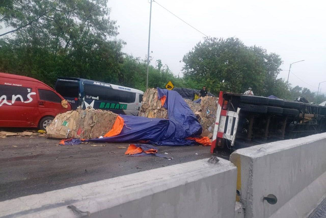 Kecelakaan beruntun di Tol Cipularang KM 92 arah Jakarta, Senin (11/11/2024). Foto:  Jasa Marga