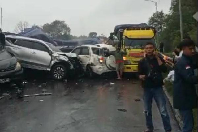 Kecelakaan beruntun di Tol Cipularang KM 91-92 arah Jakarta, Senin (11/11/2024). Foto: Dok. Istimewa