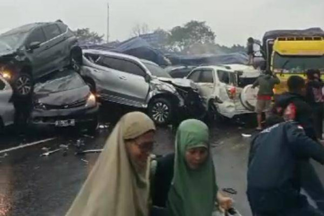 Kecelakaan beruntun di Tol Cipularang KM 91-92 arah Jakarta, Senin (11/11/2024). Foto: Dok. Istimewa