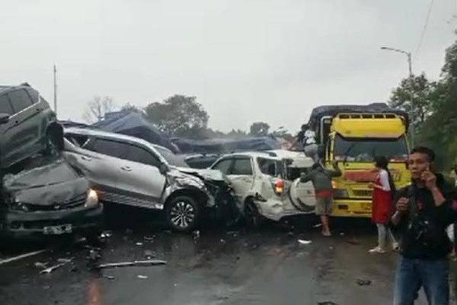 Kecelakaan beruntun di Tol Cipularang KM 91-92 arah Jakarta, Senin (11/11/2024). Foto: Dok. Istimewa