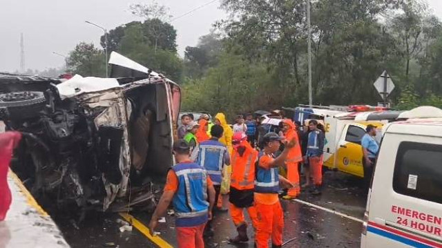 Kecelakaan beruntun di Tol Cipularang KM 91-92 arah Jakarta, Senin (11/11/2024). Foto: Dok. Istimewa