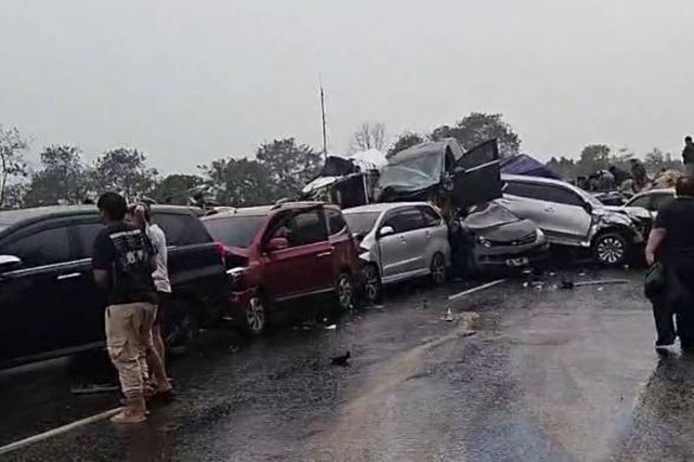 Kecelakaan beruntun di Tol Cipularang KM 91-92 arah Jakarta, Senin (11/11/2024). Foto: Dok. Istimewa