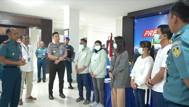 Kantor Imigrasi Kelas 1 Surabaya dan Lanudal Juanda menangkap 5 orang WNI yang diduga hendak menjual ginjal ke India di Terminal 2 Bandara Juanda. Foto: Imigrasi Kelas 1 Surabaya