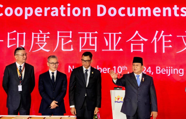 Presiden Prabowo Subianto dan  Direktur Utama PLN Darmawan Prasodjo menghadiri penandatanganan MoU PLN dengan Huawei dan SDIC di ICBF di Beijing, China. Foto: PLN