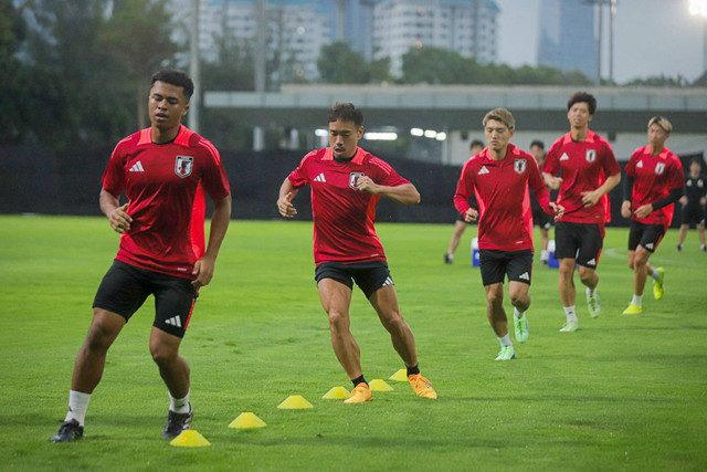 Pemain Timnas Jepang berlatih di Lapangan ABC Senayan, Kompleks Gelora Bung Karno, Jakarta, Senin (11/11/2024). Foto: Iqbal Firdaus/kumparan