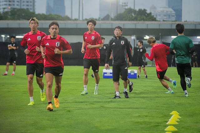 Pemain Timnas Jepang berlatih di Lapangan ABC Senayan, Kompleks Gelora Bung Karno, Jakarta, Senin (11/11/2024). Foto: Iqbal Firdaus/kumparan