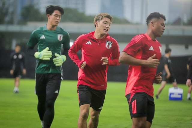 Pemain Timnas Jepang berlatih di Lapangan ABC Senayan, Kompleks Gelora Bung Karno, Jakarta, Senin (11/11/2024). Foto: Iqbal Firdaus/kumparan