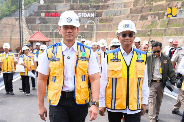 Menko Bidang Infrastruktur dan Pembangunan Kewilayahan Agus Harimurti Yudhoyono (AHY) dan Menteri PU Dody Hanggodo saat memantau Bendungan Sidan. Foto: Humas PU 