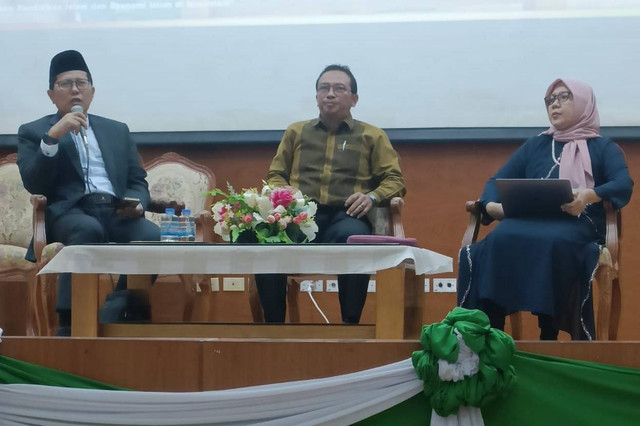 Ketua MUI KH Cholil Nafis menyampaikan materi tentang dakwah melalui ekonomi syariah di Universitas Fathani Thailand. Foto: Dok. Istimewa