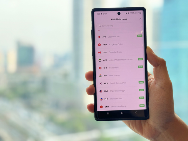Bank Mandiri menambahkan layanan transfer dalam 17 mata uang asing mencakup hingga 180 negara lewat aplikasi Livin' by Mandiri. Foto: Dok. Bank Mandiri