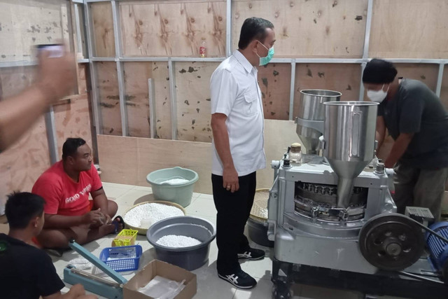 Polisi gerebek rumah tempat produksi pil koplo di Tasikmalaya, Senin (11/11/2024). Foto: Dok. Istimewa