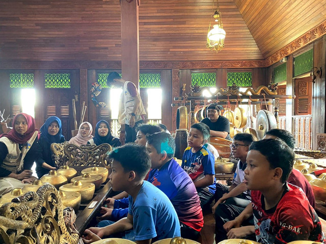 Penyampaian materi oleh Mahasiswa UNESA dengan siswa di Keraton Embah Anang, Johor, Malaysia.